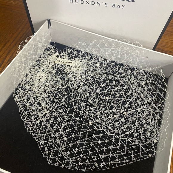 Kleinfeld Bird Cage veil with rhinestones and flower headpiece - Picture 4 of 6